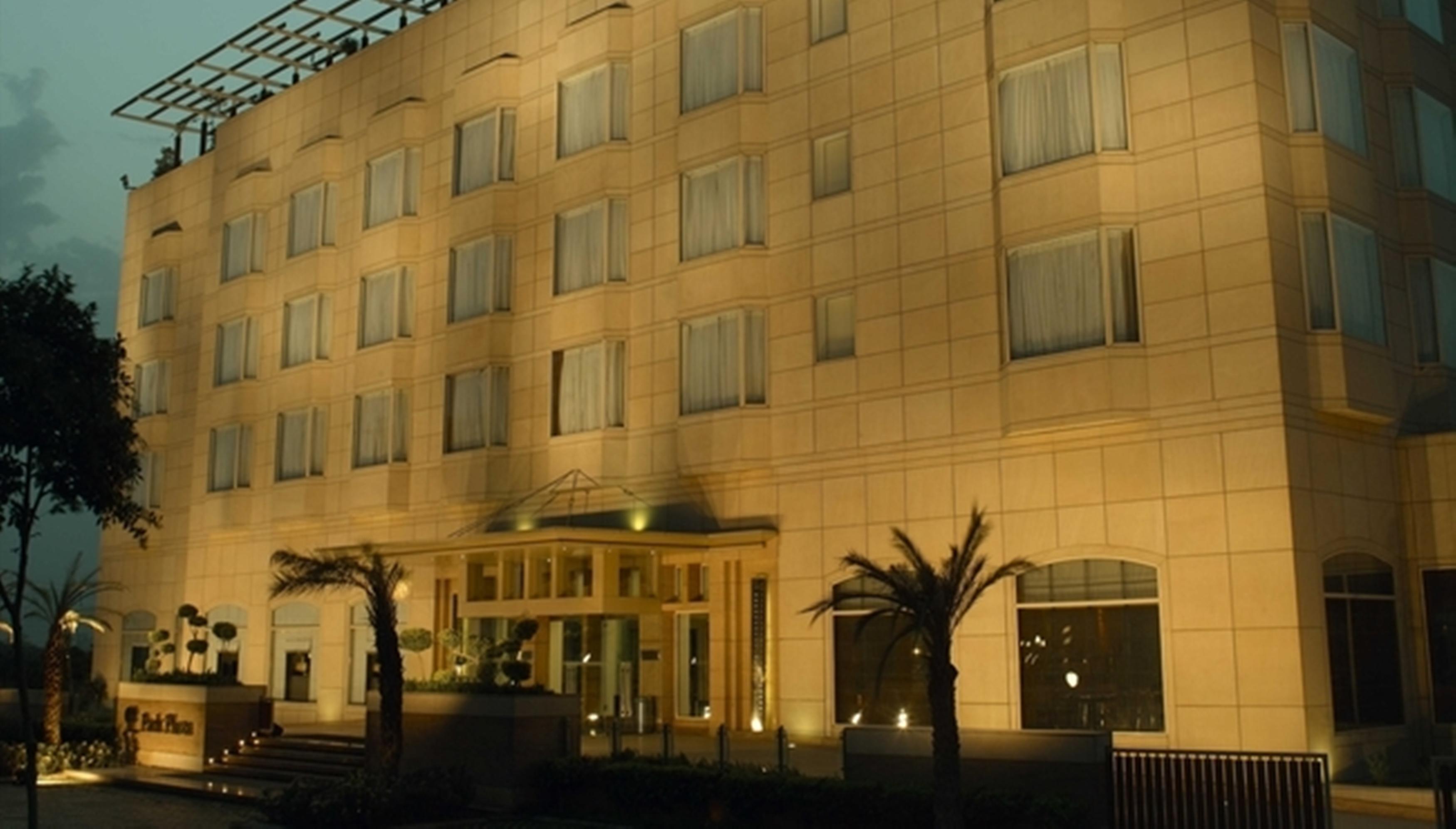 Park Plaza Gurgaon Hotel Екстериор снимка The hotel at night