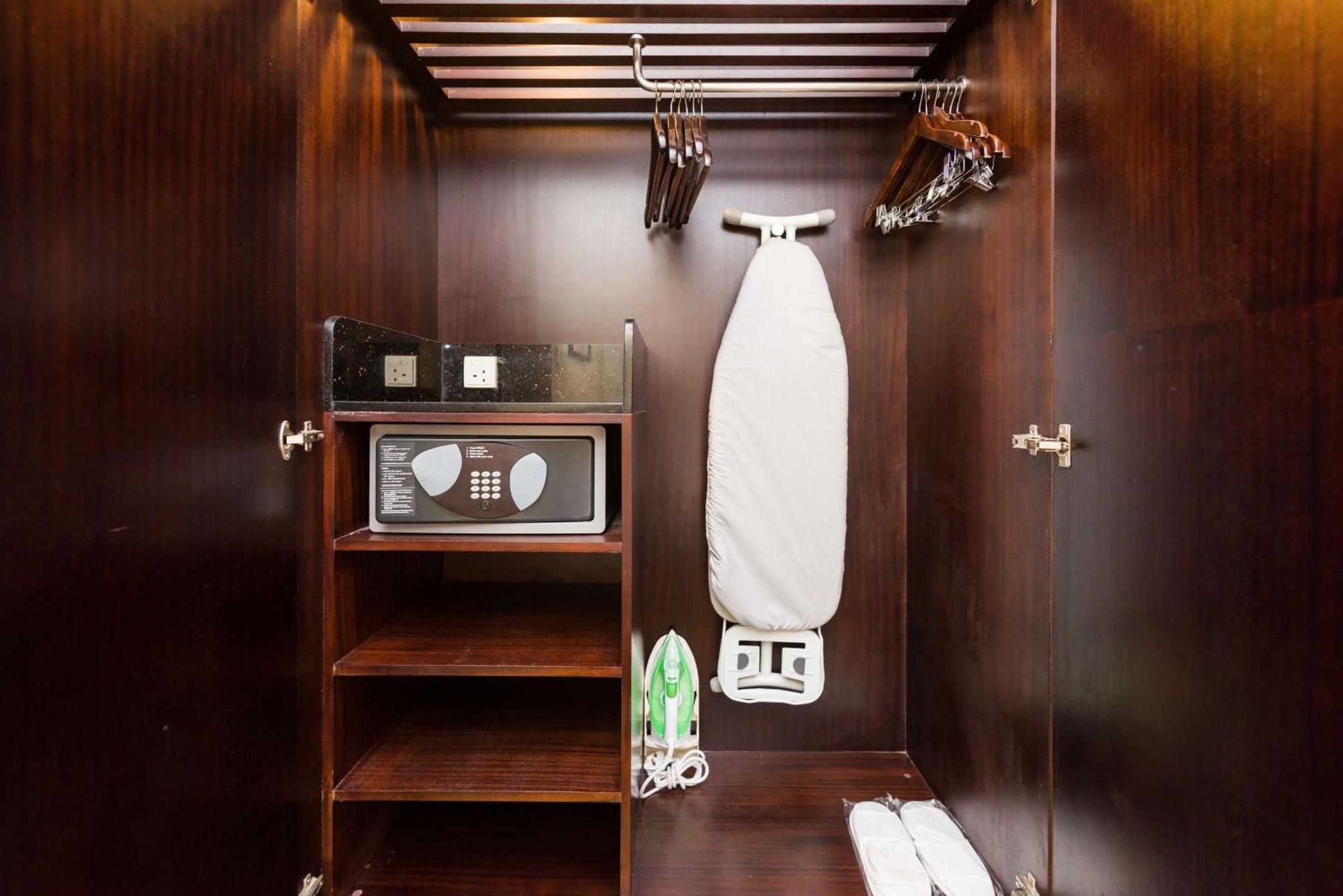 Park Plaza Gurgaon Hotel Екстериор снимка A hotel room wardrobe with a safe